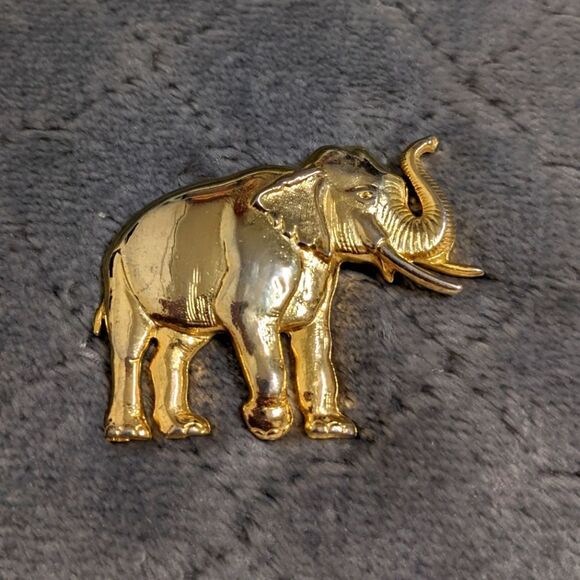 Vintage 1980's Goldtone Elephant w/ Tusks Brooche - Picture 1 of 5